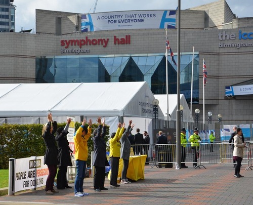 Image for article Memprotes Kekejaman Pengambilan Organ di Tiongkok di Luar Konferensi Partai Konservatif di Inggris