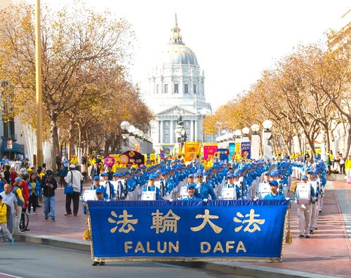 Image for article Empat Ribu Praktisi Falun Gong Melakukan Pawai di San Francisco: “Semua Orang Harus Melihat Ini”