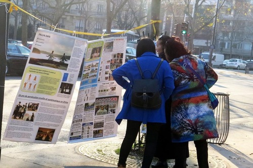 Image for article Wisatawan Tiongkok Mengunjungi Menara Eiffel: 