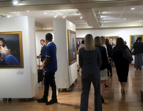 Image for article Columbus, Ohio: Pameran Seni Internasional Zhen Shan Ren Menarik Perhatian pada Falun Gong dan Penganiayaan di Tiongkok