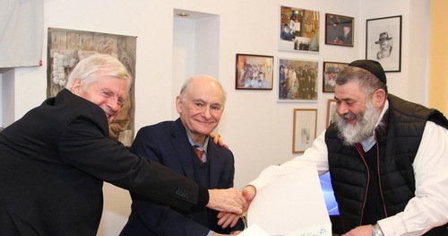 Image for article Latvia: Nominator Penghargaan Nobel Perdamaian David Kilgour dan David Matas Bertemu dengan Pejabat Berwenang, Mendiskusikan Cara Mengakhiri Pengambilan Organ di Tiongkok