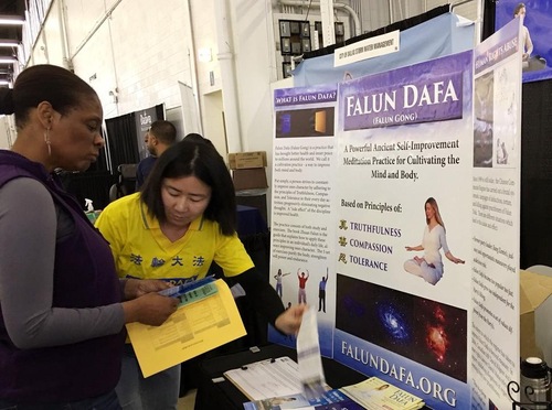 Image for article Dallas, Texas: Warga Setempat Mengenal Latihan Meditasi Kuno di Pameran Rumah dan Kebun