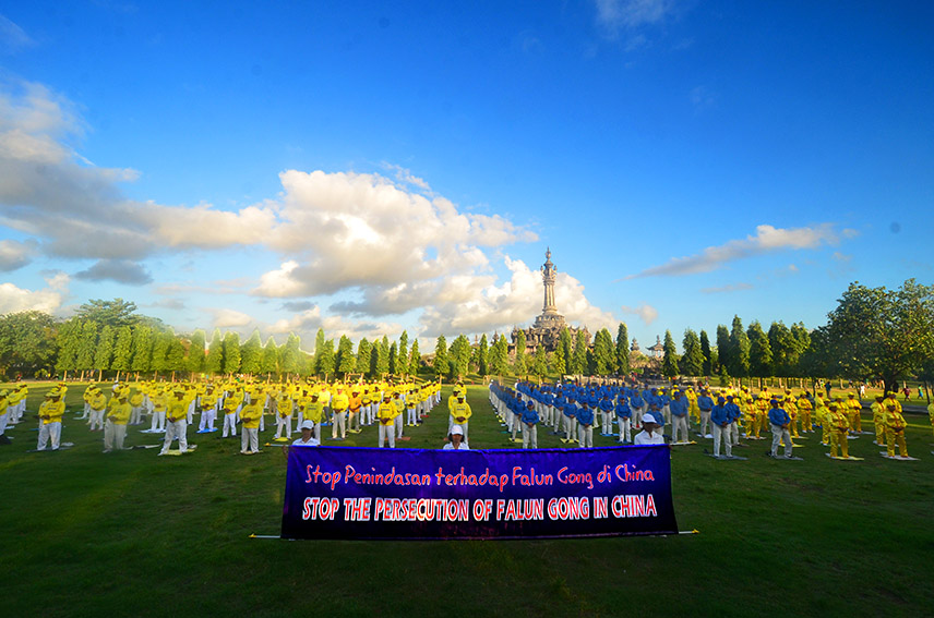 Image for article Bali: Pawai dan Nyala Lilin Mengungkap Fakta Penganiayaan Selama 18 Tahun