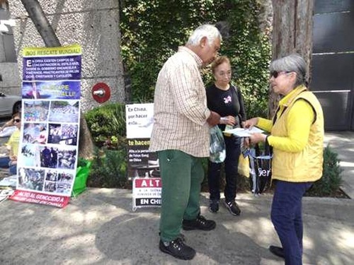 Image for article Kota Mexico: Kegiatan Memprotes Penganiayaan di Tiongkok Diadakan di Depan Kedutaan Besar Tiongkok Meskipun Penjaga Keamanan Berupaya Menghentikan