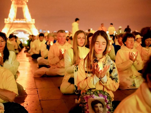 Image for article Paris: Praktisi Mengadakan Nyala Lilin di Depan Menara Eiffel