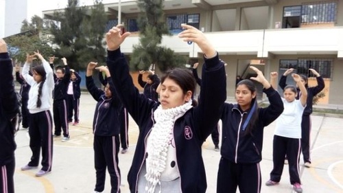 Image for article Dari London sampai Lima: Memperkenalkan Falun Dafa kepada Siswa di Inggris dan Peru