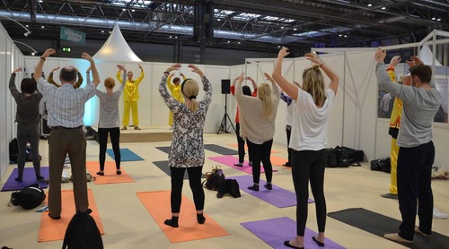 Image for article U.K. : Peserta Pameran Kesehatan Merasakan Keindahan Falun Gong