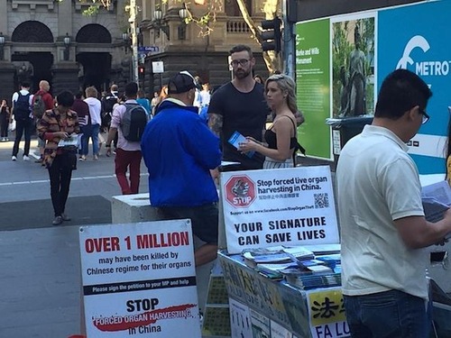 Image for article Melbourne, Australia: Memperkenalkan Falun Gong dan Meningkatkan Kesadaran tentang Penganiayaan pada Malam Tahun Baru