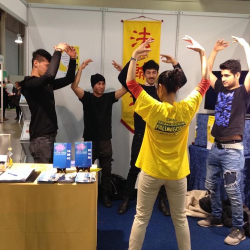 Image for article Helsinki, Finlandia: Mempelajari Falun Dafa di Pameran Pendidikan