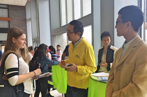 Image for article Klub Falun Dafa di Universitas Boston Berpartisipasi dalam Acara Kegiatan Mahasiswa