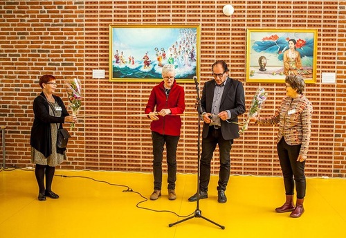 Image for article Stockholm: Pameran Seni Sejati-Baik-Sabar Dibuka di SMA Distrik Huddinge