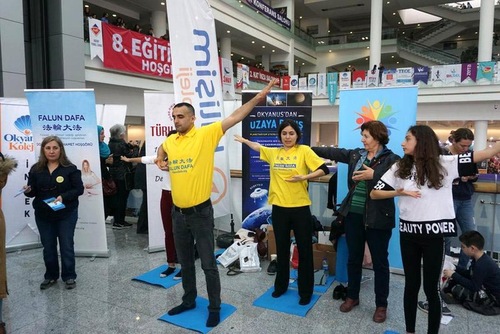 Image for article Turki: Pengunjung Pameran Buku Merasakan Kedamaian Batin di Stan Falun Gong
