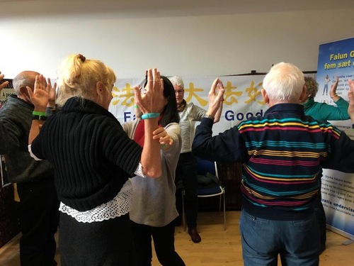 Image for article Memperkenalkan Falun Gong di Pameran Kesehatan di Vejle, Denmark