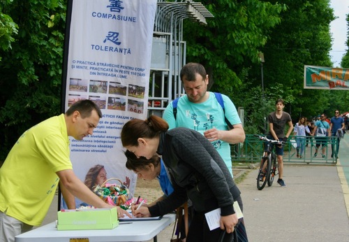Image for article Merayakan Hari Falun Dafa Sedunia di Rumania
