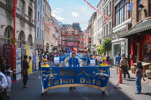 Image for article London: Para Penonton Menilai Pawai Falun Gong ‘Berkekuatan’ dan ‘Penuh makna’