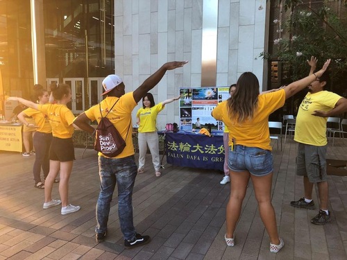 Image for article Universitas Negara Bagian Arizona: Klub Falun Dafa Menawarkan Meditasi dalam Kegiatan Menyambut Musim Gugur