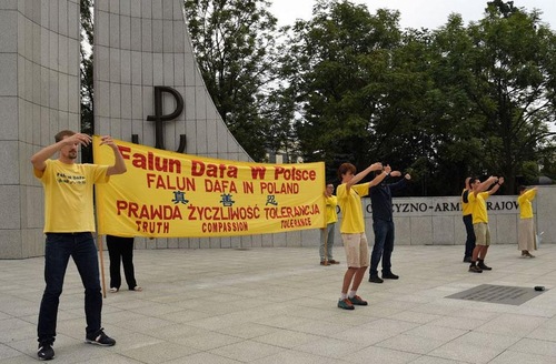 Image for article Warsawa, Polandia: Politikus dan Penduduk Setempat Mendukung Diakhirinya Penganiayaan di Tiongkok