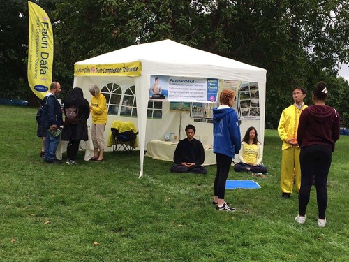 Image for article London: Memperkenalkan Falun Gong di Carshalton Environmental Fair 