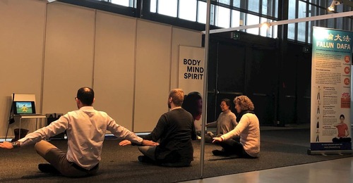 Image for article Norwegia: Pengunjung Belajar Falun Gong di Pameran Kesehatan