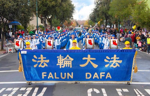 Image for article California: Marching Band Falun Dafa Memeriahkan Pawai Natal Anak-anak