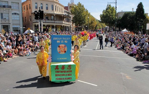 Image for article Australia: Praktisi Falun Dafa Memberitahu Bahwa Membaca 