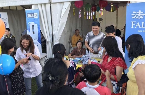 Image for article Sydney, Australia: Orang Vietnam Mengucapkan Selamat Tahun Baru Imlek pada Guru Li