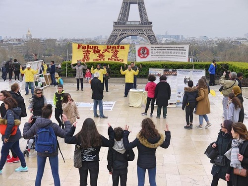 Image for article Pengunjung Mengungkapkan Dukungan untuk Falun Gong di Destinasi Wisata Populer di Paris