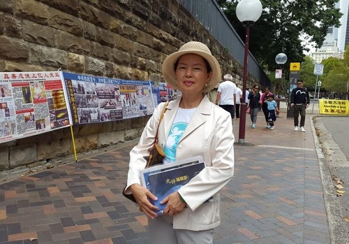 Image for article Australia: Seorang Yang Melewati Masa Revolusi Kebudayaan Mengedukasi para Turis Tiongkok di Sydney Opera House