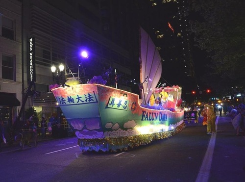 Image for article Portland, Oregon: Perahu Hias Falun Dafa Mendapatkan Penghargaan Tempat Pertama di Pawai Starlight