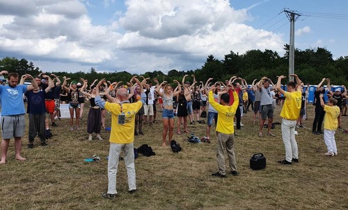 Image for article Polandia: Stan Falun Gong Menjadi Menonjol di Festival Musik Rock Terbesar di Eropa