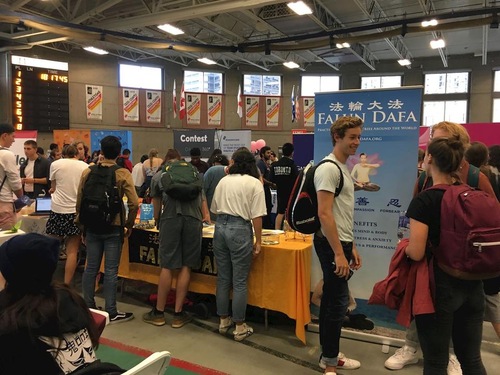 Image for article Kanada: Memperkenalkan Falun Dafa di Acara Tahunan Kegiatan Malam Universitas McGill
