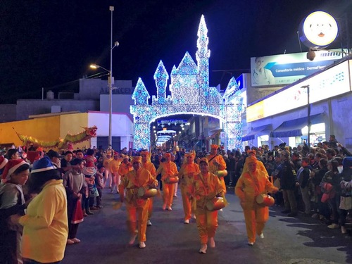 Image for article Meksiko: Praktisi Falun Gong Berpartisipasi dalam Pawai Natal