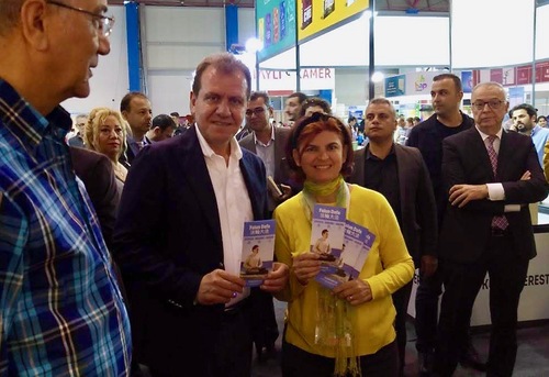 Image for article Mersin, Turki: Falun Dafa Menarik Minat Besar di Pameran Buku CNR