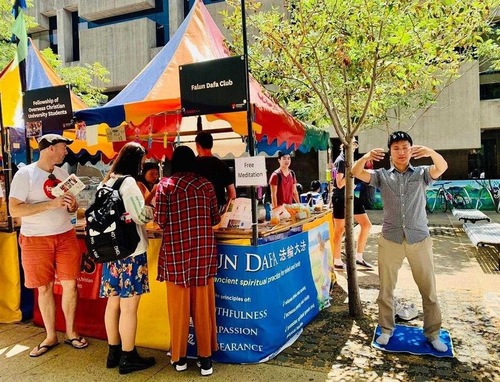 Image for article Sydney, Australia: Falun Dafa Mendapat Sambutan Hangat Selama Masa Orientasi Universitas Macquarie