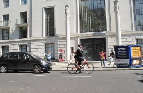 Image for article London, Inggris: Aksi Damai Di Luar Kedutaan Besar Tiongkok Untuk Memperingati Aksi 25 April