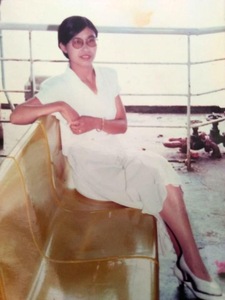 Image for article Setelah Kehilangan Bayi dalam Kandungan dan Orang Tua, Guru Bahasa Inggris Meninggal setelah Bertahun-tahun Dianiaya karena Keyakinannya