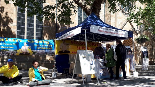 Image for article Jerman: Para Praktisi Memperkenalkan Latihan Falun Dafa di Dortmund