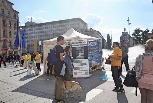 Image for article Munich, Jerman: Orang-Orang Bertanya Apa yang Dapat Mereka Lakukan untuk Membantu Menghentikan Penganiayaan