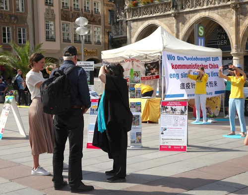 Image for article Jerman: Mahasiswa Tiongkok Mempelajari Fakta Kebenaran Tentang Penganiayaan di Hari Informasi Falun Gong