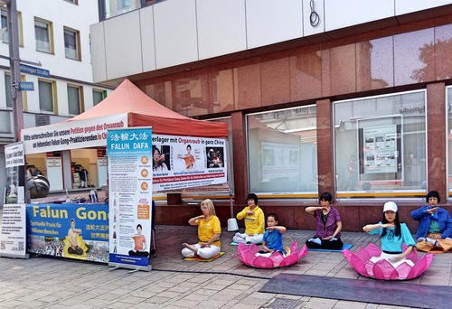 Image for article Petugas Polisi Jerman Ingin Belajar Latihan Falun Dafa