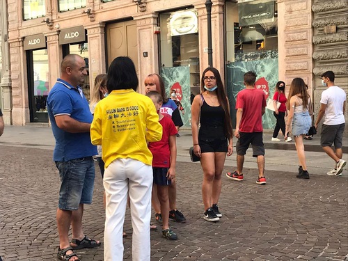 Image for article Milan, Italia: Publik Mendukung Falun Dafa serta Upaya Mengekspos Penganiayaan
