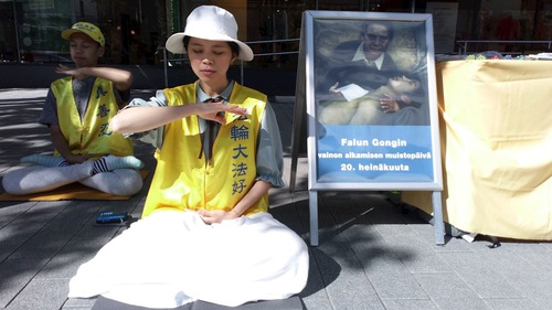 Image for article Finlandia: Orang-Orang Mendorong Praktisi Selama Kegiatan untuk Memperingati 21 Tahun Perlawanan Damai terhadap Penganiayaan oleh PKT