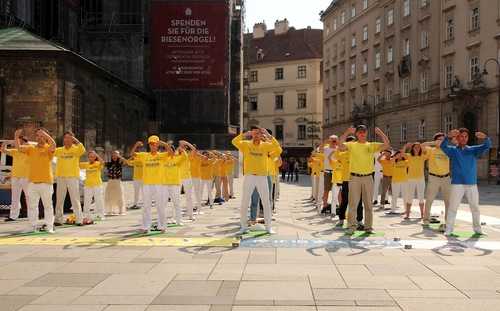 Image for article Austria: Orang-orang Mengecam Kejahatan PKT dalam Kegiatan di Wina Untuk Meningkatkan Kesadaran akan Penganiayaan