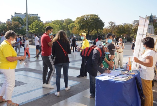 Image for article Prancis: Warga dan Turis Mengecam Penganiayaan dalam Aktivitas di Seluruh Paris