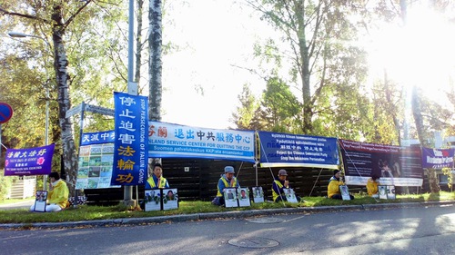 Image for article Finlandia: Kegiatan Falun Gong di Depan Parlemen dan KedubesTiongkok Mendapat Sambutan Hangat
