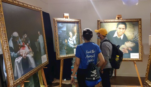 Image for article Texas: Mahasiswa Mempelajari Informasi tentang Falun Dafa dari Pameran Seni Zhen Shan Ren