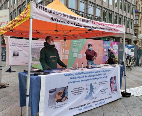 Image for article Jerman: Mengumpulkan Tanda Tangan Mingguan di Katedral Cologne Meningkatkan Kesadaran tentang Penganiayaan