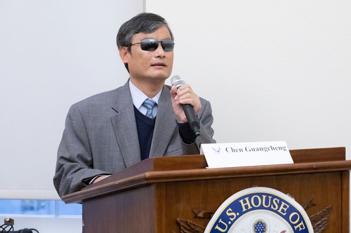 Image for article Hotline di Hong Kong Membantu Orang-Orang Mundur dari Partai Komunis Tiongkok