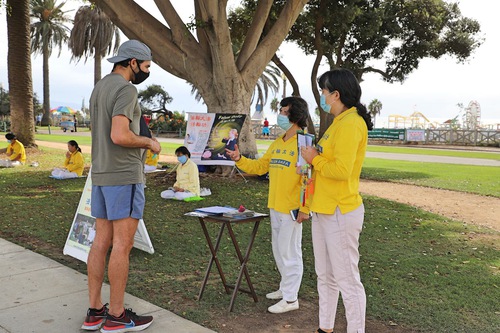 Image for article Los Angeles: Praktisi Mengadakan Acara Mingguan di Pantai Santa Monica untuk Memberi Tahu Orang-orang tentang Penganiayaan di Tiongkok