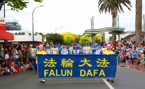 Image for article Selandia Baru: Praktisi Berpartisipasi Dalam Sepuluh Pawai Natal—Menerima Penghargaan Peringkat Pertama